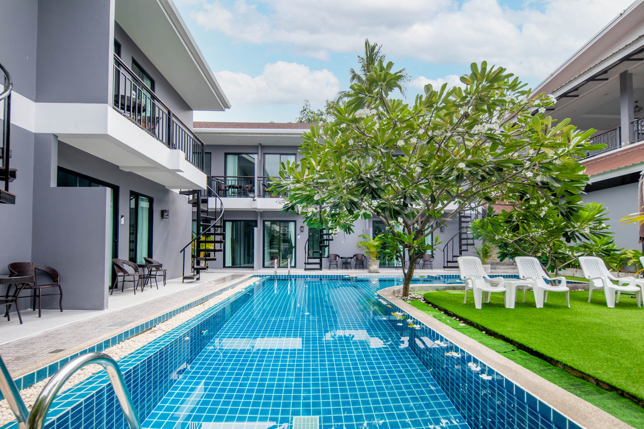 Chanakarn Pool Access Hotel
