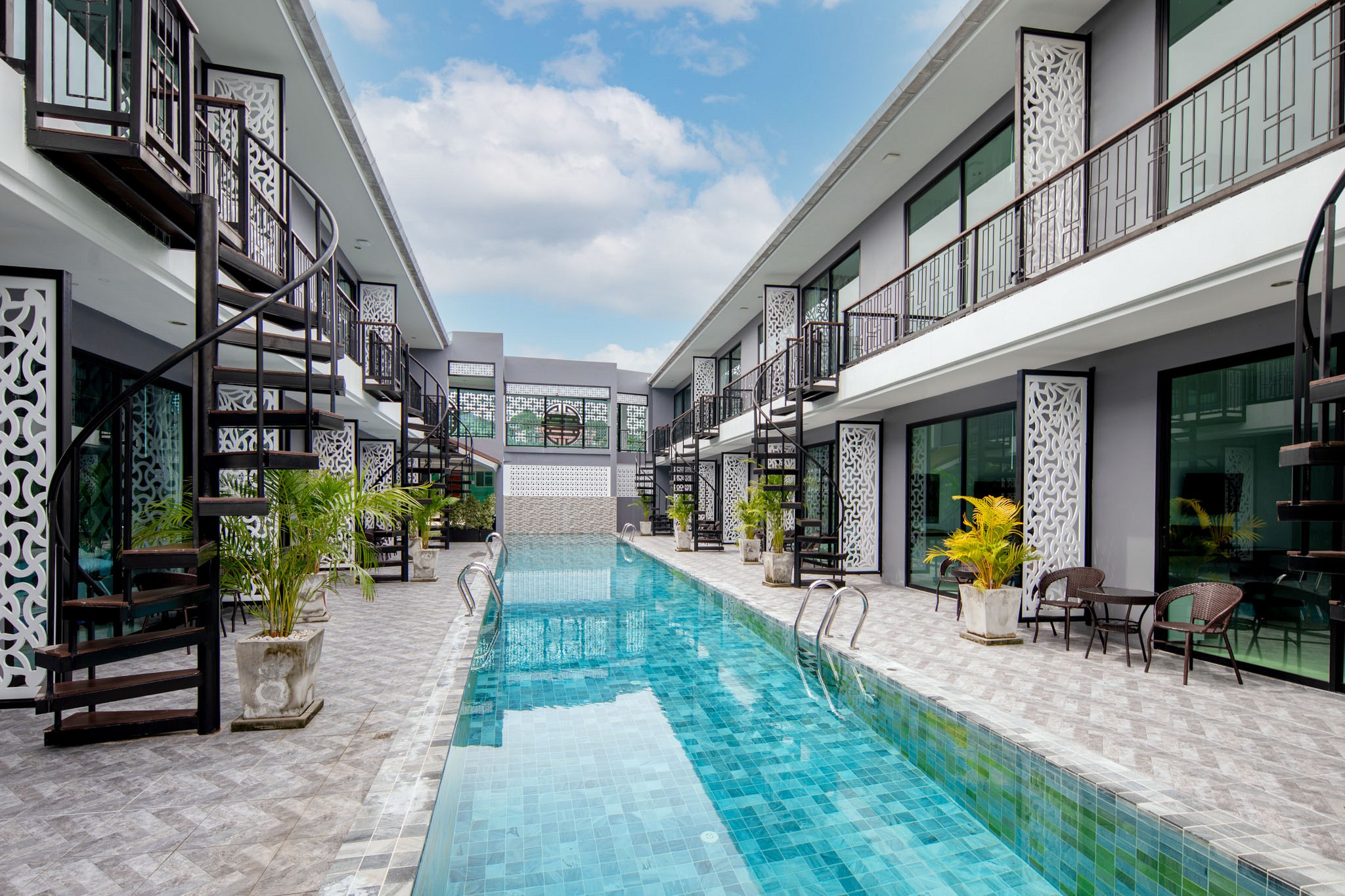 Chanakarn Pool Access Hotel